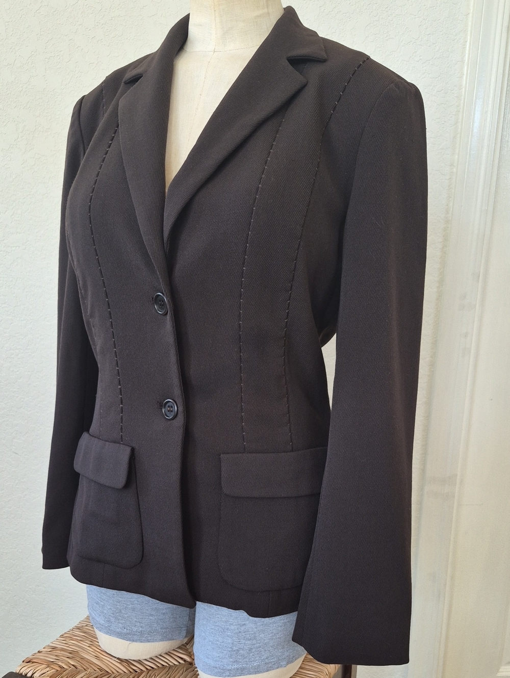 Kenneth Cole N.Y. Y2k- 43% Wool Blend, Two Button Blazer w/ Contoured Seams Sz 8